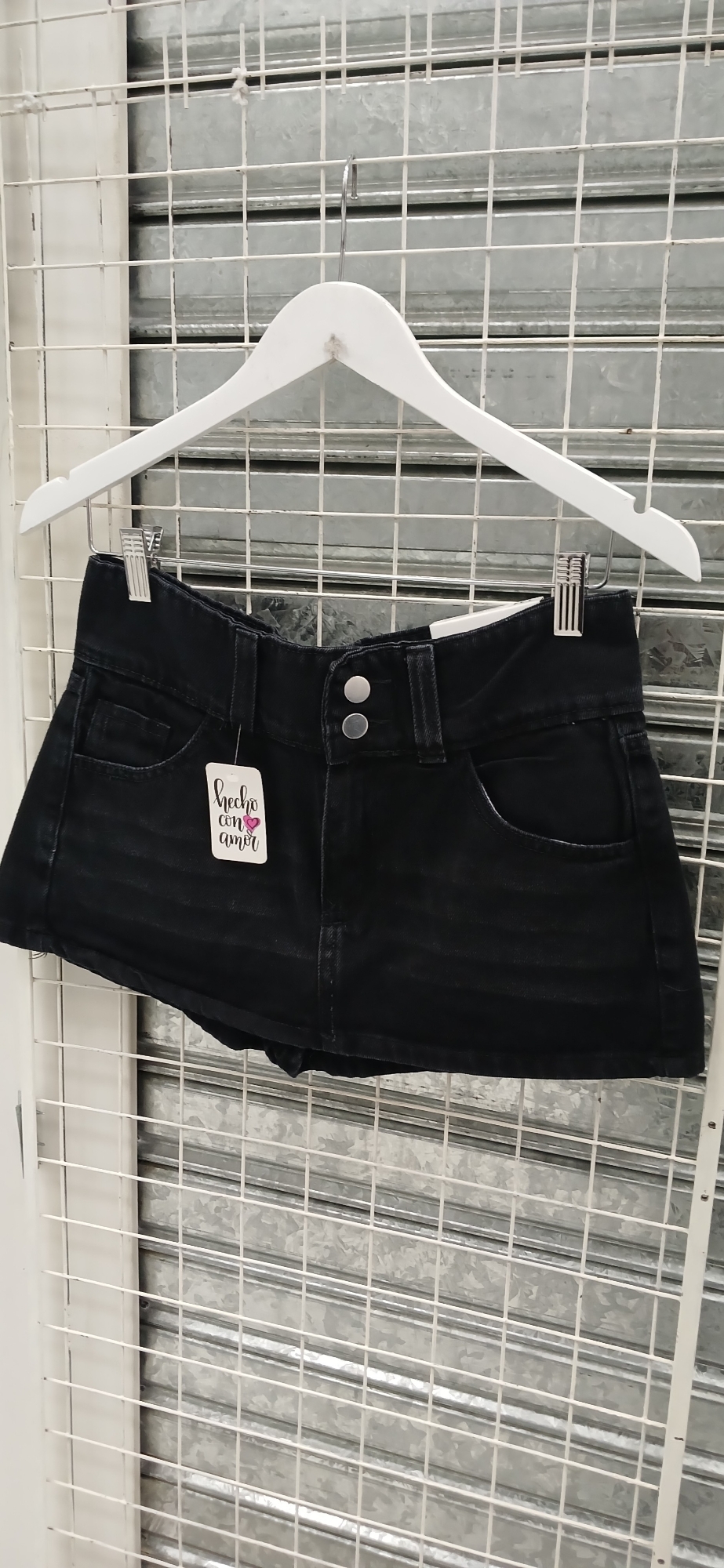 Short Pollera Negro con Bigotes Tiro bajo Denim Rigido Premium - Imagen 3