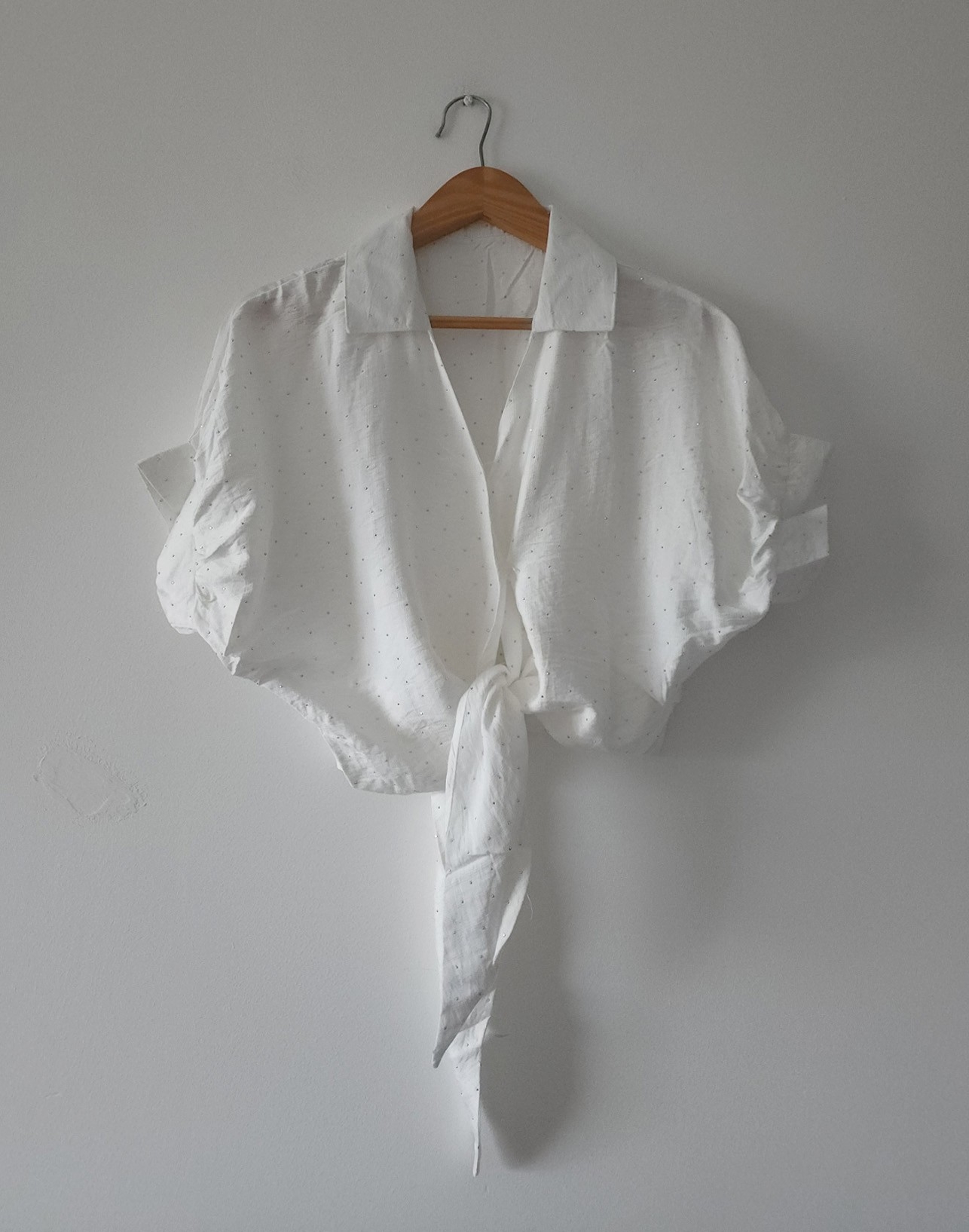 Camisa con Nudo Strass Corta Cintura Importada - Imagen 2