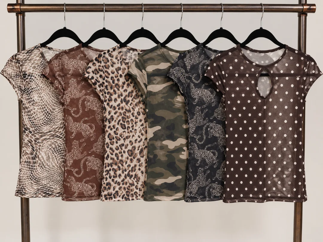 Remera Oriental - Exhibidor%20de%20tops%20estampados%20de%20malla.png
