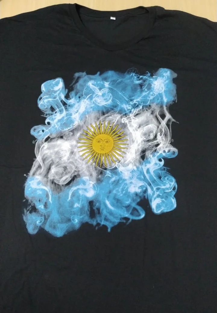 Bandera Argentina Humo - Alma Mía | Remeras con Estilo y Personalidad - Imagen%20de%20ChatGPT%2022%20oct%202026%2C%2003_42_22%20p.m.png