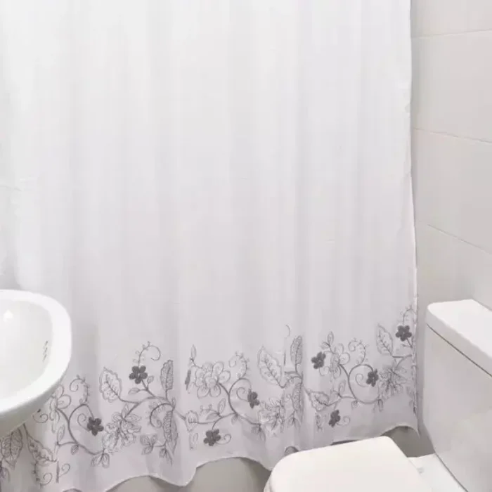 Cortina de Baño Gris  & Blanco Bordada Floral 180x180 Cm + 12 Ganchos