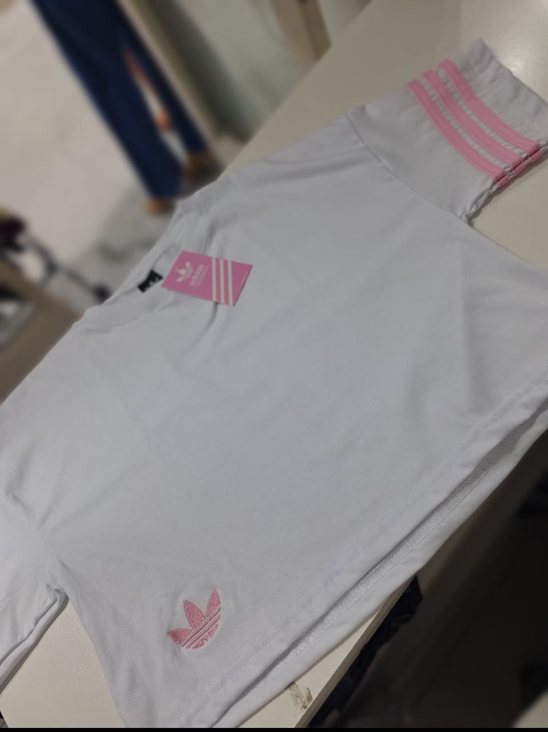 Crop Top Adi Logo Bordado - Imagen 2