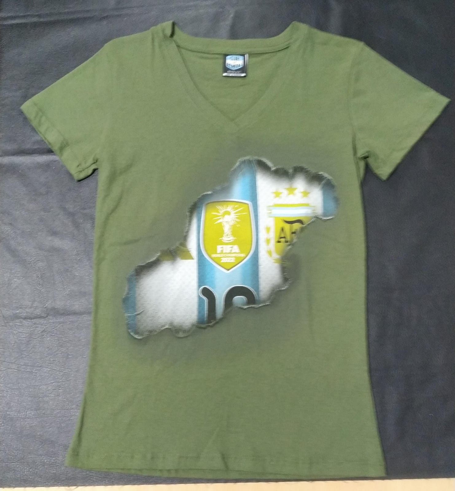 Pedazo Camiseta  Cuello V - Alma Mía | Remeras con Estilo y Personalidad - Imagen%20de%20ChatGPT%2022%20oct%202026%2C%2003_27_38%20p.m.jpg