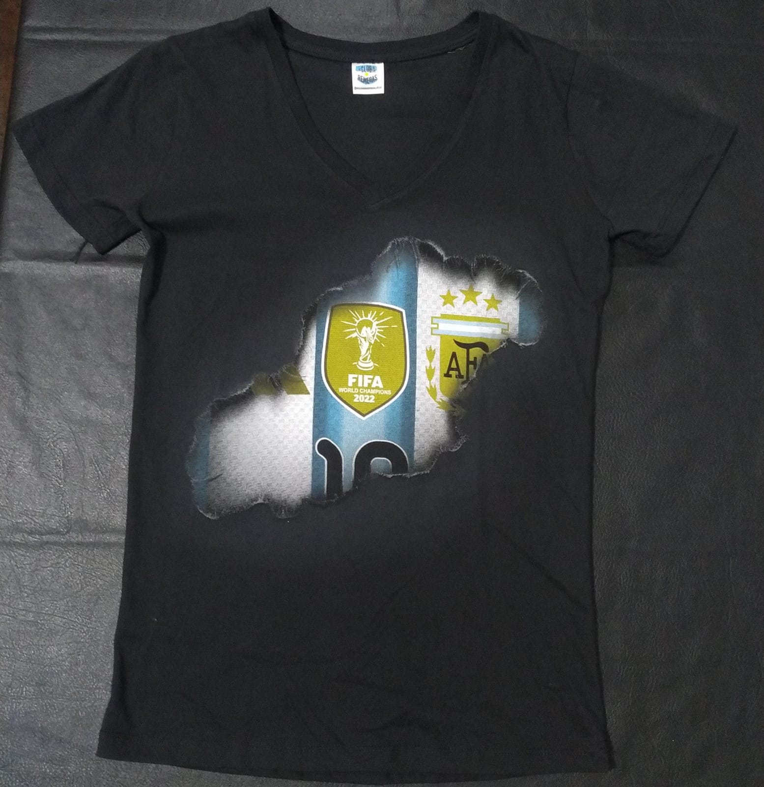 Pedazo Camiseta  Cuello V - Alma Mía | Remeras con Estilo y Personalidad - Imagen%20de%20ChatGPT%2022%20oct%202026%2C%2003_16_41%20p.m.jpg