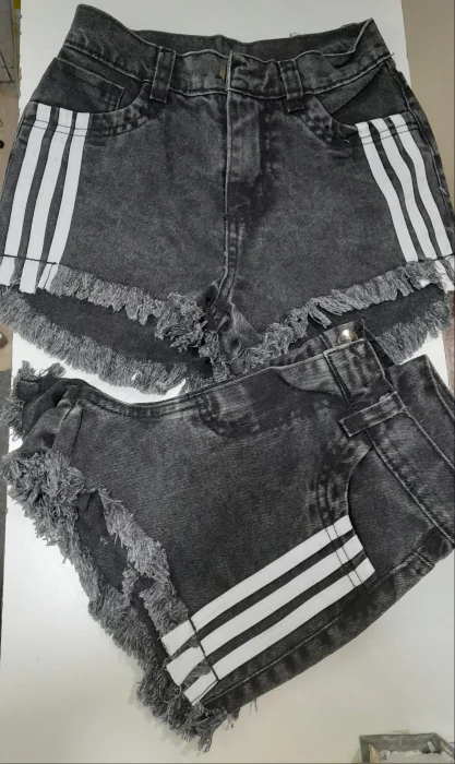 Shorts Gris 3 Tiras  Tiro Intermedio Rígido Deflecado