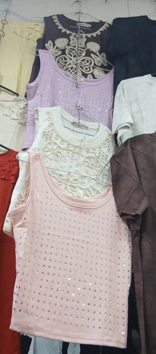 Musculosa con Estas y Aplique Bordado a la Cintura