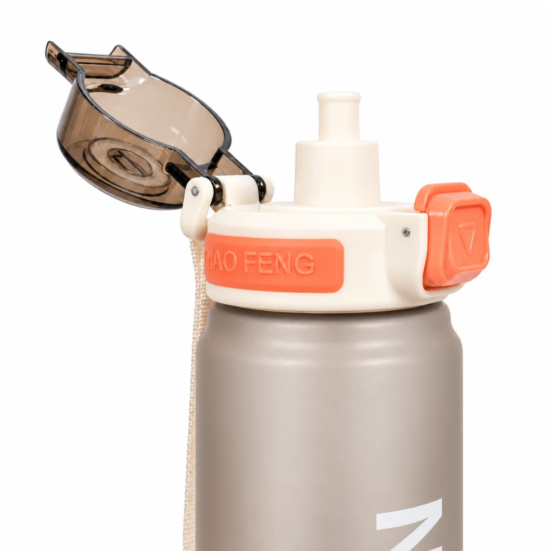 Botella Plastica 900 Ml - Primer%20plano%20del%20tap%C3%B3n%20de%20botella%20QIAO%20FENG.png