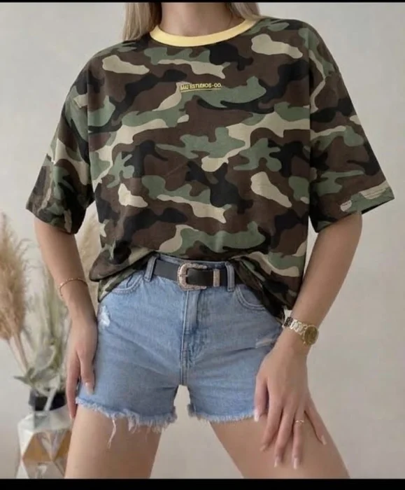 Remera Camuflada Bordada