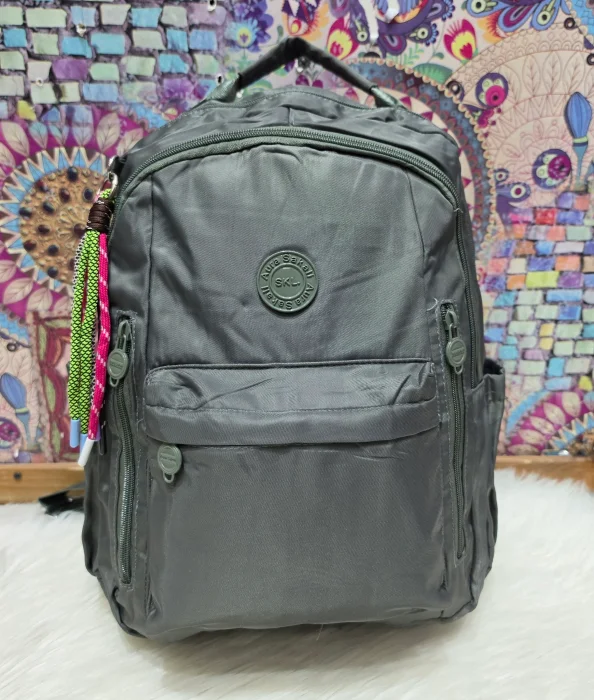 Mochila de Tela  Impermeable  con Variedad de Compartimientos Entra una Carpeta A4