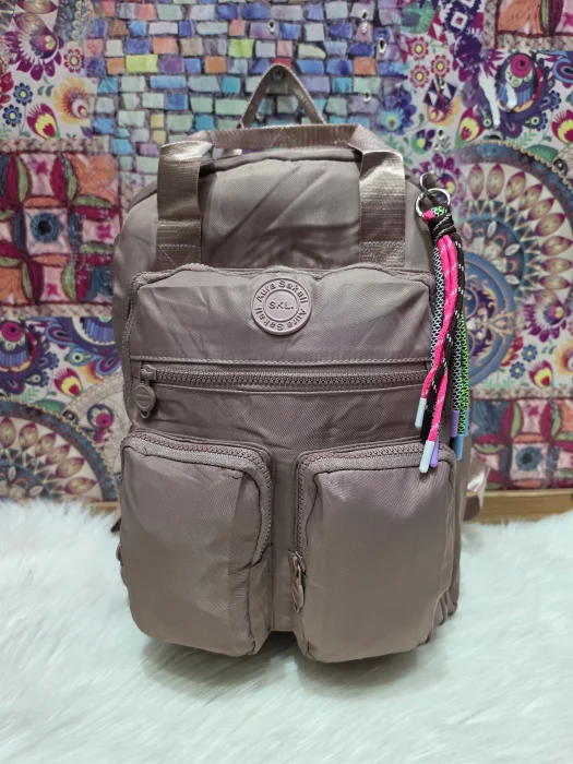 Mochila de Tela  Impermeable  con Variedad de Compartimientos Entra una Carpeta A4