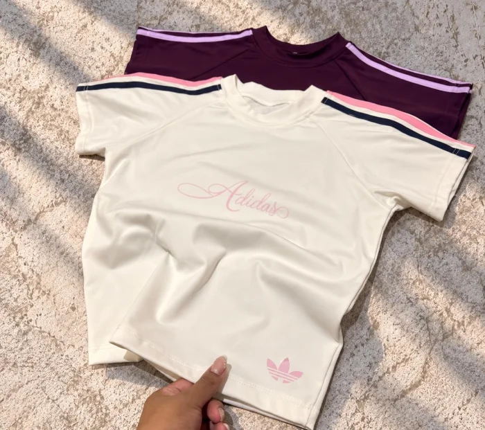 Remera Adidasss Cursiva