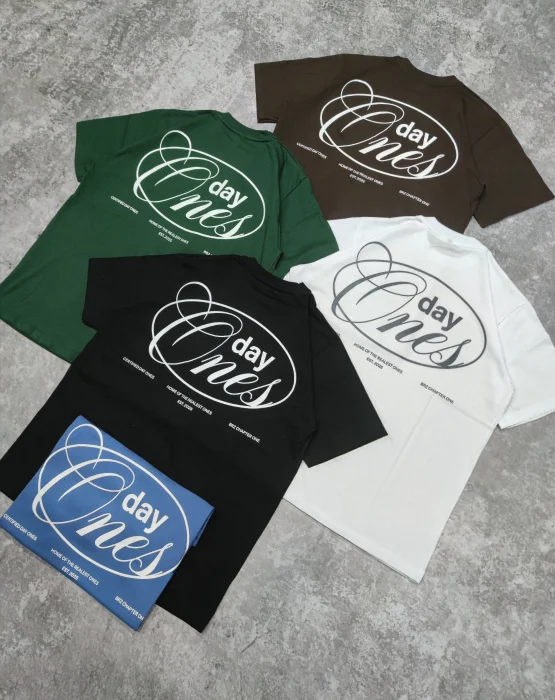 Remera Day One Cursiva Hombre