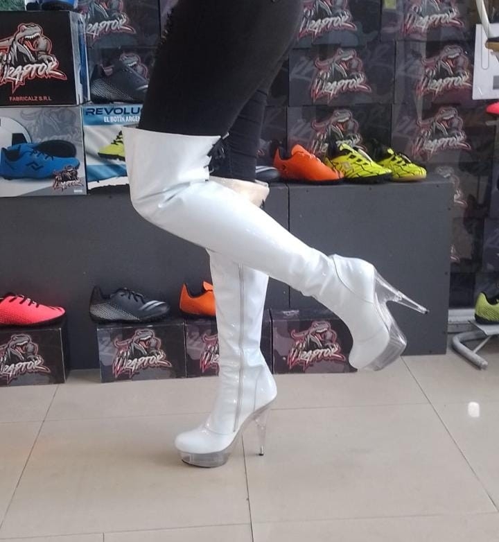 Calzados de Damas. Botas Bucaneras Charol Acrílico. Se Hace por Pedido - Imagen 2