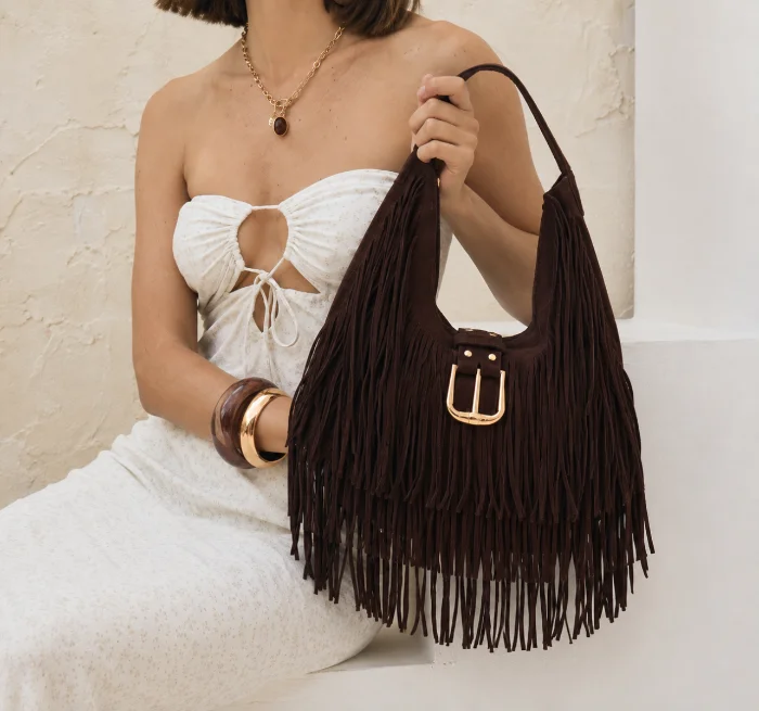 Cartera de Gamuza con Flecos y Hebilla