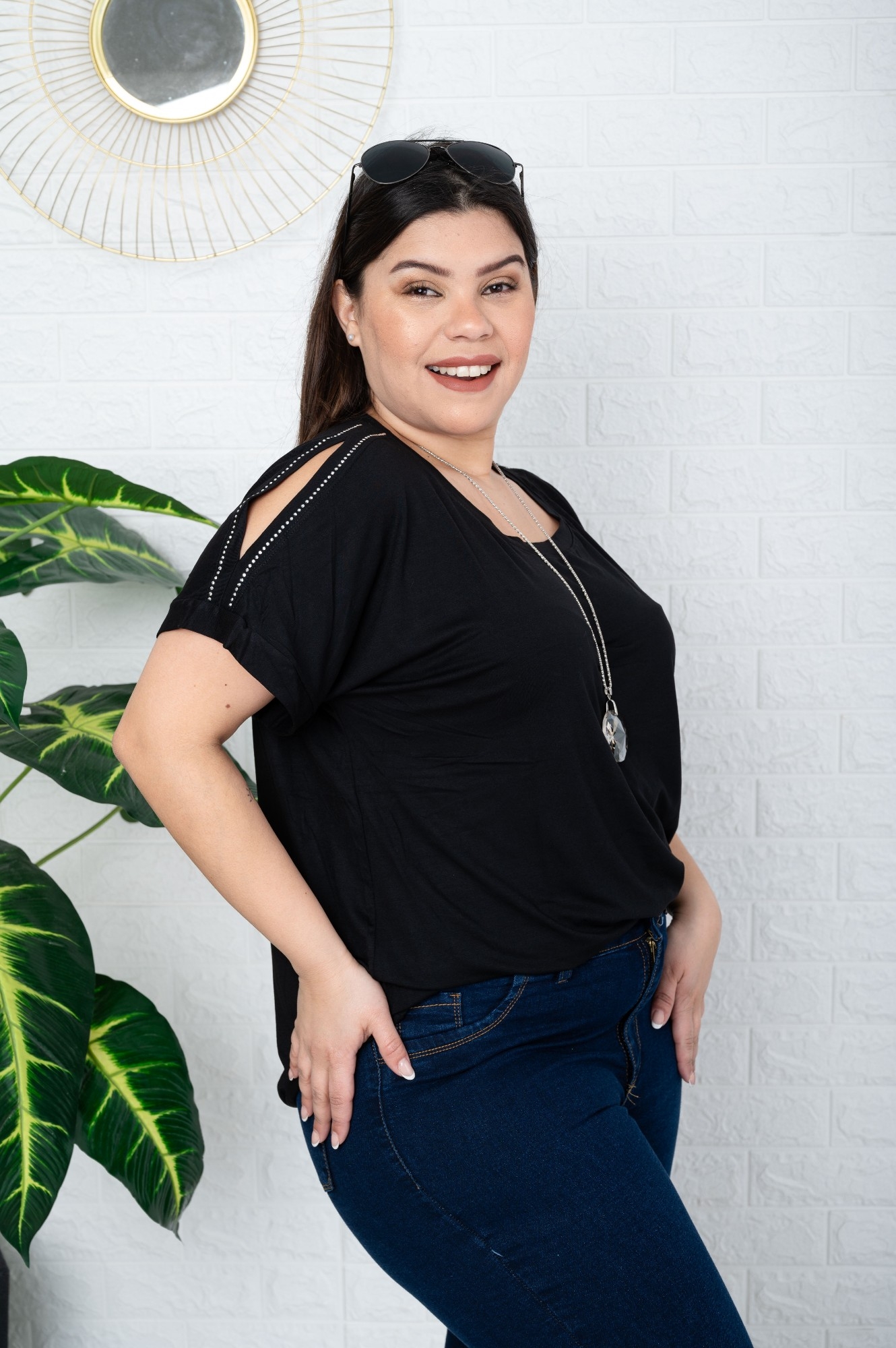 Remera con Tajo y Brillo - Imagen 2