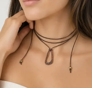 Choker Gamuza Dije Irregular Bronce