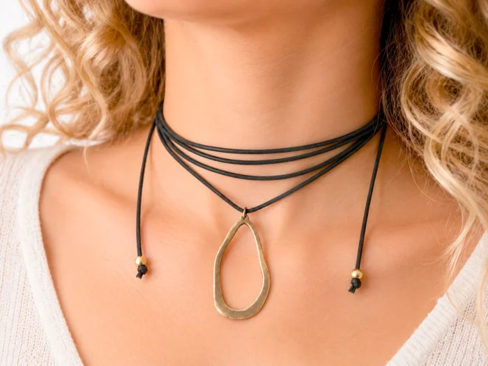Choker Gamuza Dije Irregular Bronce