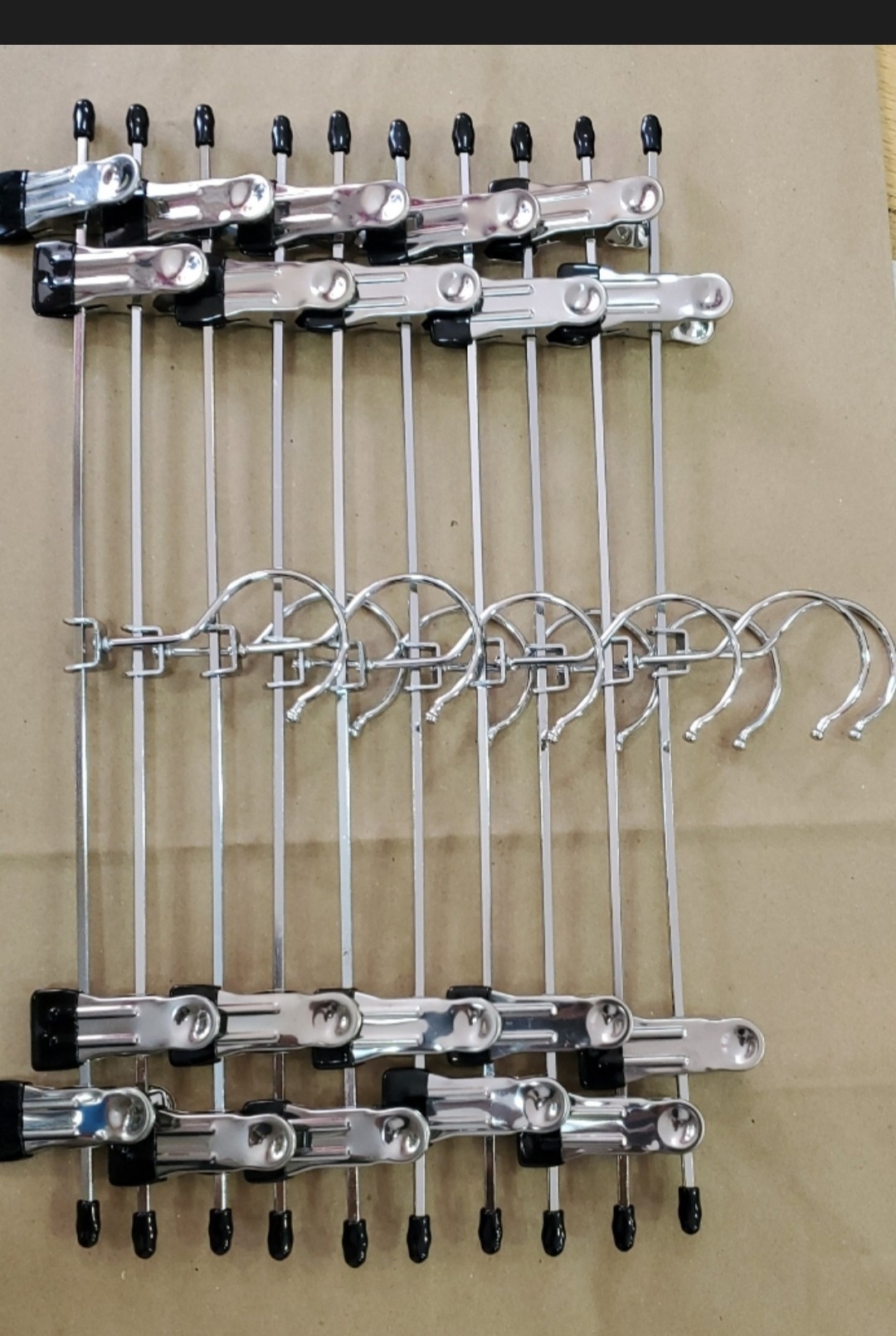 Perchas de Metal Com Broche - Imagen 3