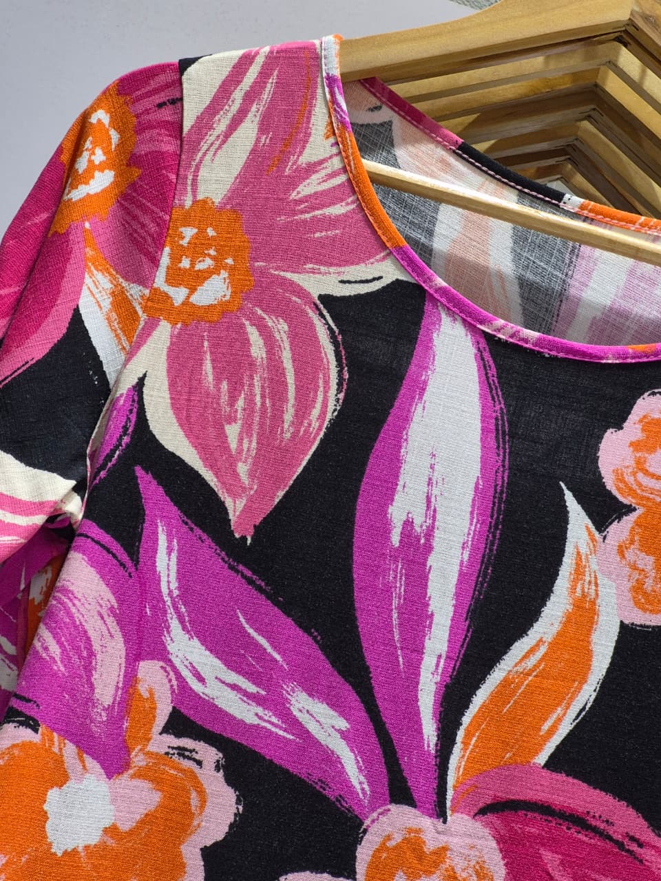 Remera de Lino Estampado de Dama 2 al 8 - WhatsApp%20Image%202026-09-10%20at%202.20.20%20PM%20(1).jpeg